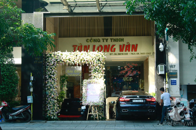 Cô dâu Diệp Lâm Anh và chú rể thiếu gia trao nhau nụ hôn đắm đuối trong lễ đón dâu